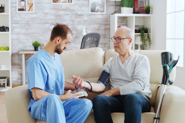 5 Benefits of Hiring a Male Nurse for Home Care