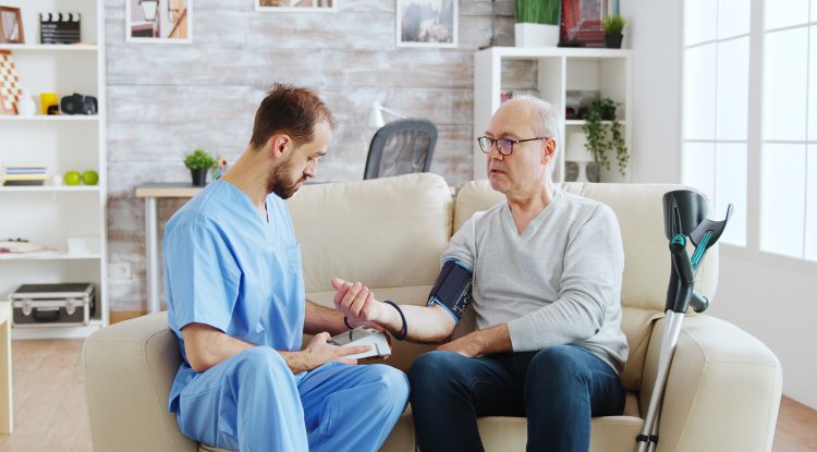 5 Benefits of Hiring a Male Nurse for Home Care