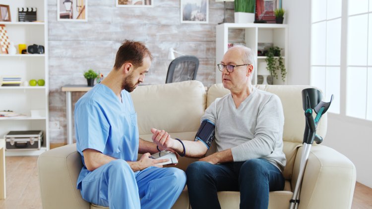 5 Benefits of Hiring a Male Nurse for Home Care