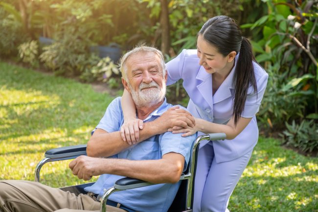 How to Choose the Right In-Home Caregiver in Bangalore